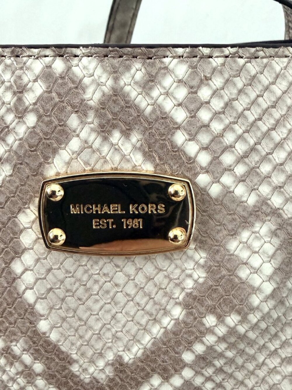 ๐ Michael Kors Large Python-Embossed Tote & Wallet Set ๐ - Picture 8 of 14